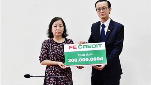 FE Credit hỗ trợ gia đình liệt sĩ Rào Trăng 3 300 triệu đồng