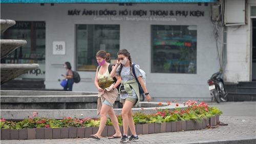 Hà Nội: Hàng quán đóng cửa, khách du lịch nước ngoài ai cũng đeo khẩu trang