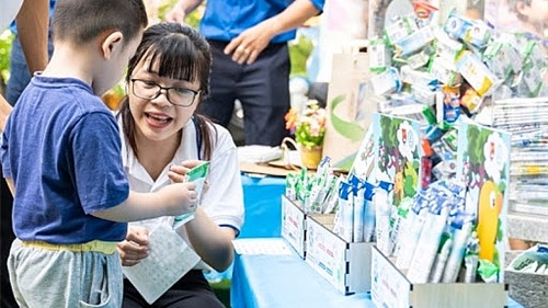 Hà Nội thực hiện chương trình thu gom, phân loại và tái chế vỏ hộp sữa