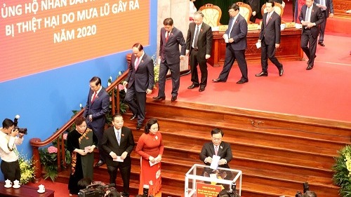 Đại biểu Đại hội Đảng bộ thành phố Hà Nội khoá XVII ủng hộ đồng bào miền Trung