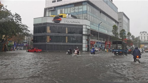 Hà Nội "chìm" trong biển nước sau trận mưa lớn