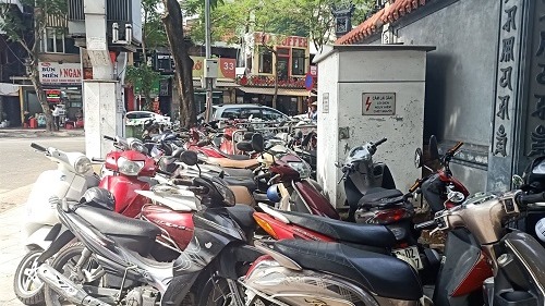 Hà Nội: Cần xử phạt thật nặng vấn nạn trông giữ xe trái phép trên vỉa hè