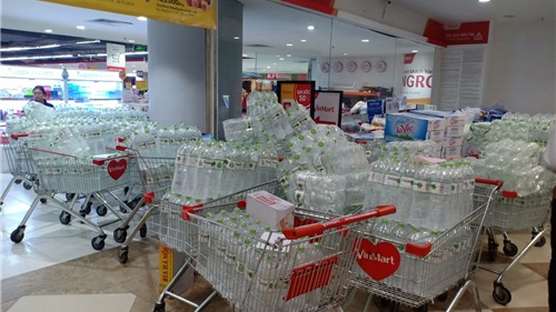Hà Nội: Các siêu thị "cháy hàng" nước đóng chai
