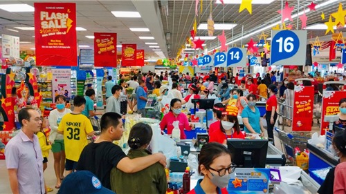 Phố xá tấp nập người, trung tâm thương mại ùn ùn khách mua sắm