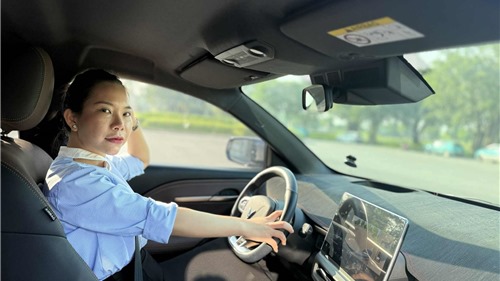 Nữ chủ xe VinFast VF 6: “Cuộc đời sang trang từ khi lái xe điện”