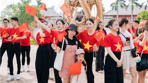 Bãi Cháy rực rỡ pháo hoa, cờ hoa, hút du khách dịp lễ 2/9