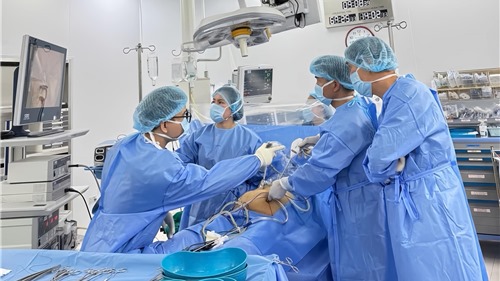 Vinmec Đà Nẵng mổ cấp cứu u buồng trứng khổng lồ cho ca suy thận 