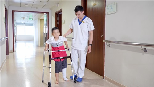 Vinmec lần đầu thay toàn bộ xương đùi bệnh nhi ung thư nhỏ tuổi nhất thế giới