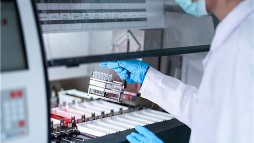 Sàng lọc sức khỏe diện rộng: Bài toán năng lực phòng xét nghiệm 