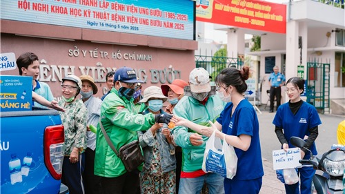 Một chút nước mát, một chút dịu nắng, và rất nhiều tình người 