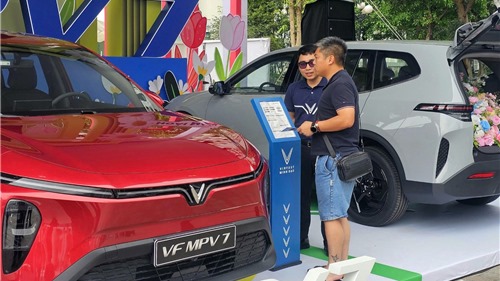 VF MPV 7: Chở đủ 7 người vẫn tăng tốc cực nhẹ, êm ái hơn hẳn xe xăng