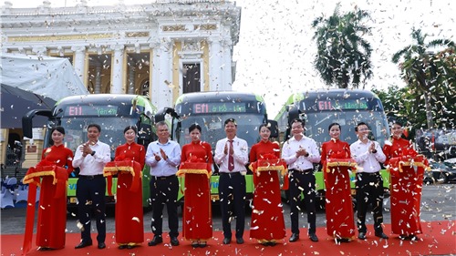 Vinbus khai trương tuyến buýt điện miễn phí E11 