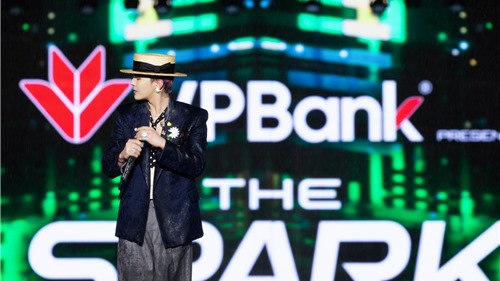  Từ bông cúc trắng đến màn mưa lịch sử tại đại nhạc hội VPBank K-star Spark 