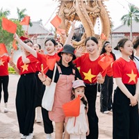 Bãi Cháy rực rỡ pháo hoa, cờ hoa, hút du khách dịp lễ 2/9