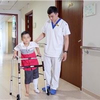 Vinmec lần đầu thay toàn bộ xương đùi bệnh nhi ung thư nhỏ tuổi nhất thế giới