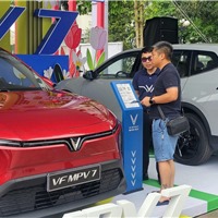 VF MPV 7: Chở đủ 7 người vẫn tăng tốc cực nhẹ, êm ái hơn hẳn xe xăng