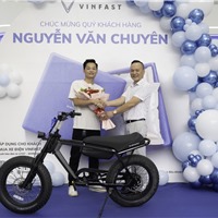  Khách hàng VinFast bất ngờ vì trải nghiệm “mua 1 được 2” 