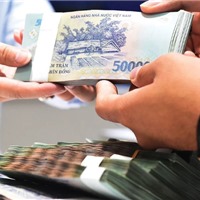 Lãi suất tăng vọt, chủ đầu tư "căng mình" giữ thanh khoản 