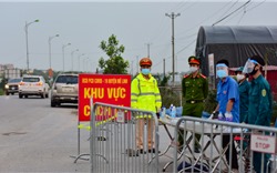 Cấm đường phục vụ cách ly y tế tại thôn Hạ Lôi, huyện Mê Linh