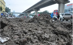 Hà Nội: Bùn đất chất thành đống lớn trên đường