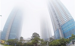 Hà Nội: Nhà cao tầng "mất nóc" trong sương mù dày đặc