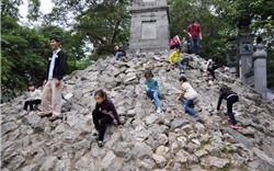 Hà Nội: Chướng mắt cảnh leo trèo nguy hiểm ở Tháp Bút 