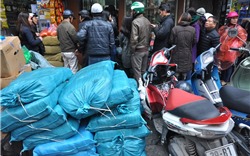Hà Nội: Bánh chưng "đổ bộ" vỉa hè, người dân chen nhau xếp hàng đợi mua  