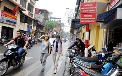 Hà Nội: Khách du lịch bị "đuổi" xuống lòng đường tham quan