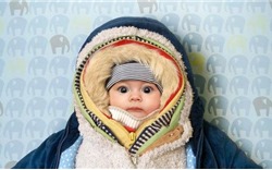 Mùa đông mặc nhiều quần áo có thể gây tử vong cho trẻ