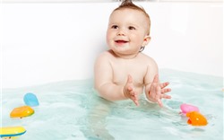 8 trường hợp mẹ nên cẩn trọng khi tắm cho bé