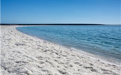 Không có cát nhưng bãi biển này vẫn thu hút triệu người đến thăm