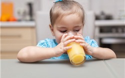 Có nên cho trẻ uống nước trái cây thường xuyên?