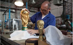 Tận mục nhà máy sản xuất cúp vàng World Cup lớn nhất thế giới