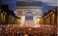 Paris thành chảo lửa sau chiến thắng ngoạn mục của Pháp trước đội tuyển Bỉ