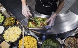 100 người ngộ độc do nghi ăn salad của McDonald