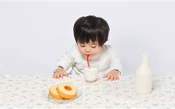 Có đáng lo ngại khi trẻ thừa cân béo phì uống thêm sữa?