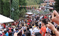 Hàng vạn du khách dự khai hội Chùa Hương