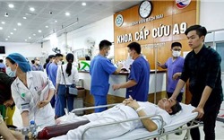 Bệnh nhân “đua nhau” nhập viện dịp Tết, bác sĩ kiệt sức vì cấp cứu