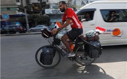 Người đàn ông đạp xe hơn 5.000km từ Ai Cập sang Nga để cổ vũ World Cup
