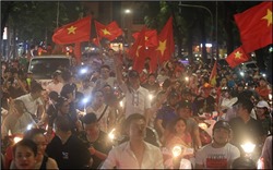 Olympic Việt Nam lọt top 8 ASIAD 18: Cổ động viên thâu đêm ăn mừng