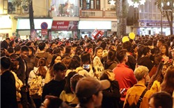 Hà Nội: Hàng vạn người đến thánh đường đêm Giáng sinh, khu vực Nhà thờ Lớn tắc nghẽn kinh hoàng