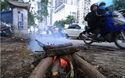 Người lao động Thủ đô đốt lửa sưởi ấm trong cái lạnh tê buốt dịp Tết Dương lịch