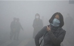 Ô nhiễm không khí đang ở mức nguy hiểm, bụi xuyên qua khẩu trang, bác sĩ cảnh báo gì?