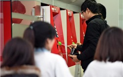 Hà Nội: Người dân mòn mỏi xếp hàng dài ở cây ATM chờ rút tiền về quê ăn Tết