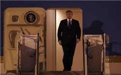 Tổng thống Donald Trump đến Việt Nam được tiếp đón nồng hậu, báo chí quốc tế nói gì?