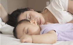 Nên cho trẻ ngủ chung hay riêng?