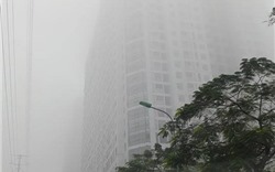 Hà Nội: Sương mù dày đặc, người dân vất vả di chuyển trên đường