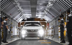 Tự tin vào nhà máy sản xuất ô tô hiện đại, VinFast cho khách hàng nhận xe ngay tại dây chuyền