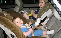 Cách chọn vị trí ngồi an toàn nhất cho trẻ theo từng độ tuổi khi đi ô tô