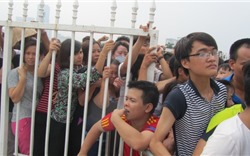 Hàng nghìn người chen chúc mua vé xem trận đấu giữa Việt Nam gặp CLB Manchester City